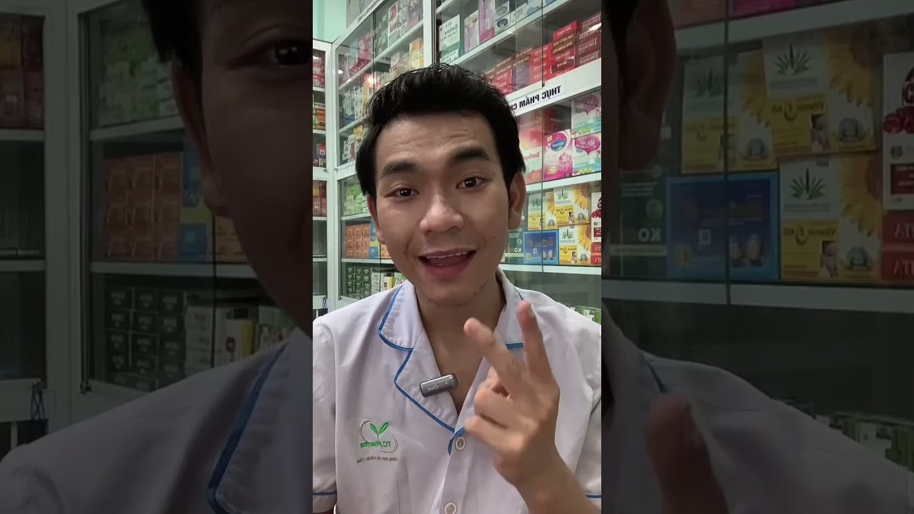 Hình ảnh bột sắn dây mịn và nguyên củ sắn dây khô, minh họa công dụng chữa bệnh.