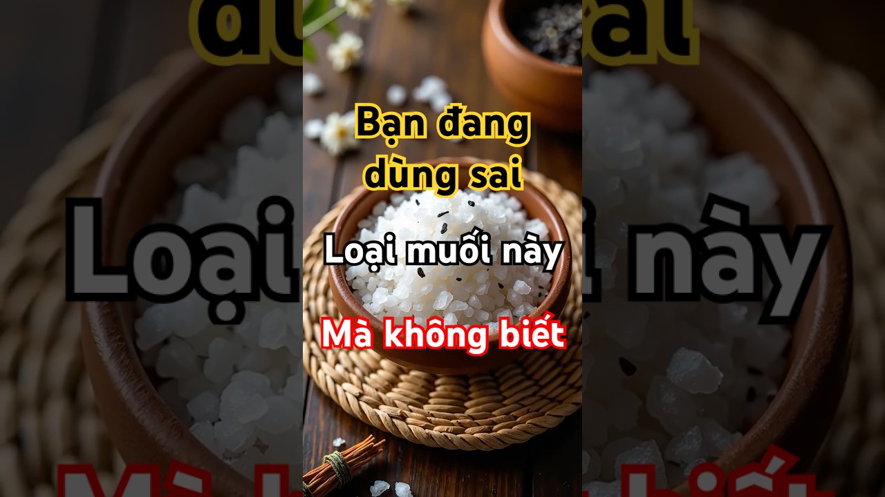 Hạt muối tự nhiên khô thô xếp trên nền gỗ, minh họa nguồn khoáng chất muối ăn.